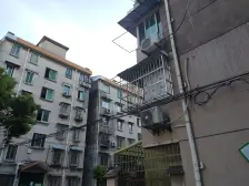 厨卫朝北,交通便利,小区中心位置,居家装修,诚意出售,得房率高,两房朝南