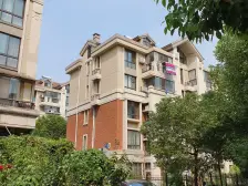 顶楼复试上下两层,实际面积200平方左右,有钥匙,价格好谈