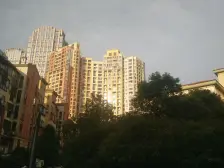香溢花城三区 西端别墅 有上千平米的院子