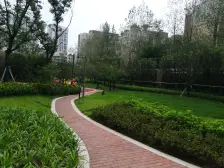 轻轨楼下过,次新大两房,大阳台,看房方便,配套好.