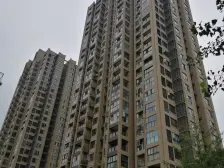 首付3个,轻轨站旁小两房,压力小