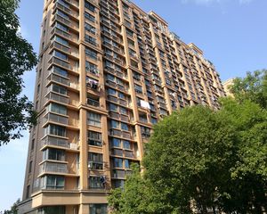 邻地铁,背靠万达,小户型,精装自住,诚心出售