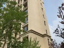 洋房下跃 一共三层 有子母车位 百万装修保持很好