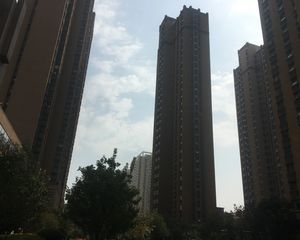 温馨小屋,总高9层小两室,地铁口,人车分流,急售。
