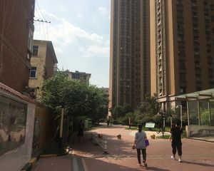 金晨嘉园新装修两室,人车分流,地铁口,诚心出售。