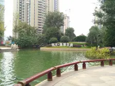 房东全款房,小区环境好,配套全面。可随时过户