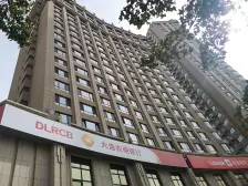 多层电梯洋房 上下两层 三室两卫 带70平露台 有储藏间