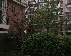 客厅朝南带阳台,大三房两卫,阳光真的好,得房率高