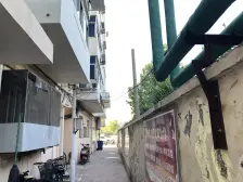 桃香园后门出门公交站,马路右侧100米地铁站