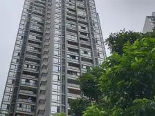 住家大两室,带落地窗,俯瞰渝中璀璨夜景,看房便利。