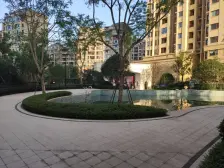 照母山 融创凡尔赛领馆四期三房95万