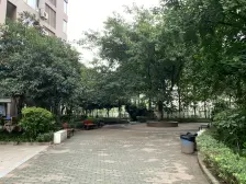 轻轨站旁边精装三房两卫,业主诚心出售。看房方便。