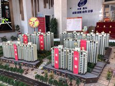 安源湖旁边,三房毛坯低楼层,环境美出行便