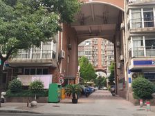 居家装修,采光充足,主卧朝南,小区中心位置