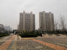 地铁口两房带大露台 房子卖点就是露台 有兴趣可以看看