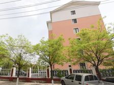 2008年左右建成分东门和北门供车辆和行人出入