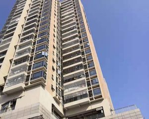 万达商圈精装三房无欠款,楼层好,,业主诚心出售!