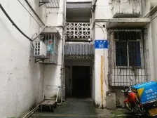 航天小区,轻轨站旁,低总价,大两房