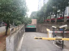 澄碧湖边上的湖景房,此房业主诚心出售,餐厅分离