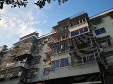 带阁楼的全明的户型就在步行街上