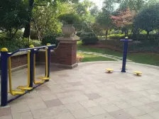 近地铁,艾溪湖公园旁,南师附小隔壁。