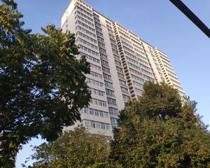 新上房源。诚心出售,大三室价格能谈