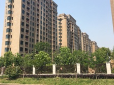 此房满五年,三开间朝南,带院子,南北通,前排无遮挡