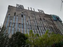 新小区,环境好,配套设施齐全,近公园,业主很诚心卖