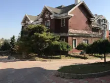 独栋别墅,地上三层,位置好,视野开阔,交通便利。