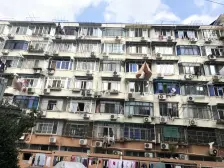 低楼层,南北两房,附天井,中间位置,无遮无挡