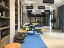 小区50米就是游购一体50万方,旁边有三号线轻轨站