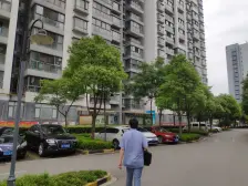 此房满5年,精装修空关的,前无遮挡,看房有密码。