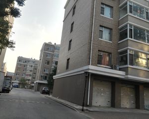 户型方正,价格低,公摊小,适合居住。