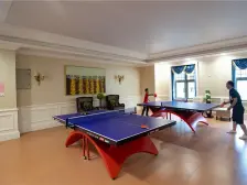 小区旁配套有新国商购物广场,正大新世界