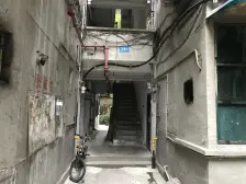 杨家坪 商圈小户型 楼梯房二楼,出行方便,配套齐全