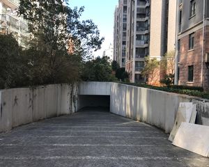 京东国际花园南北通透,采光好装修好,环镜优美近地铁中间楼层