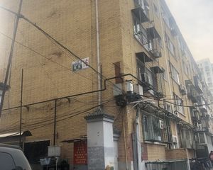 满五年住宅、2004年建、西南向三居、双卫格局带