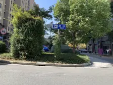 顶楼复式,地铁200米,精装修,M五V一 格局好双阳台