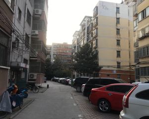 地铁口一楼两房、双气小区、户型南北通透居住舒适度高