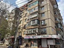 此房子位置好 2000年 近大湾市场 购物方便