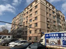 房子楼龄比较新,在小区的前排位置,市场旁 中间楼层