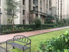 上下三层顶跃户型带露台,看中庭位置,业主诚心出售