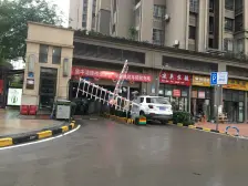 配套齐全纯洋房小区,一梯两户电梯入库,出行方便,