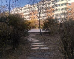 渤海路近,出门就是农贸大集,精装三室。全天采光