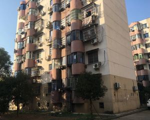 京东小区D区 南北通透,采光好 近地铁 周边匹套完善,,出行方便