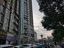 此房为酒店精装修房东诚意出售户型方正