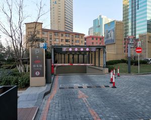 此房为精装修,位置好,出行方便,有多条公交线路。