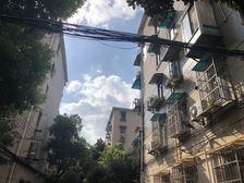 小区中心位置,得房率高,主卧朝南,一梯四户,随时看房,南北通透