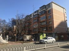 楼下就是公园的央企家属楼3居室,这卫生间有窗户。