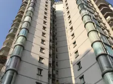 此房是个正规三室两卫,交通出行方便,生活配套齐